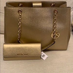 ⭐️SOLD⭐️NWT Michael Kors Gold Tote with Wallet